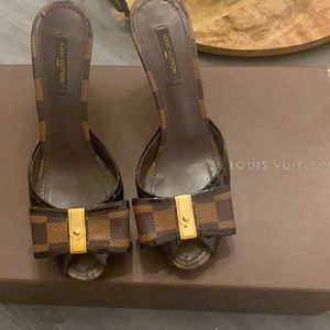 Authentic Louis Vuitton Damier pumps size 36 1/2 Gently used condition.